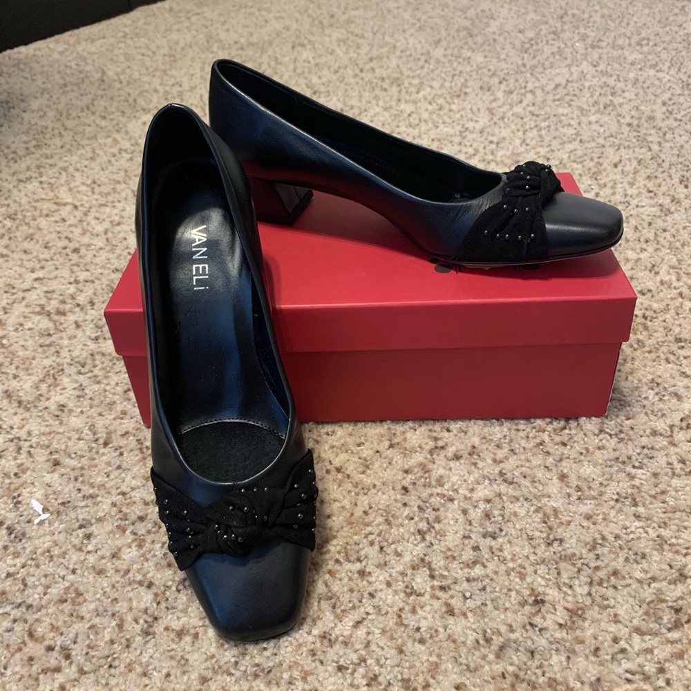 VANELI black dress shoes with knot detail in size 8.5 SS